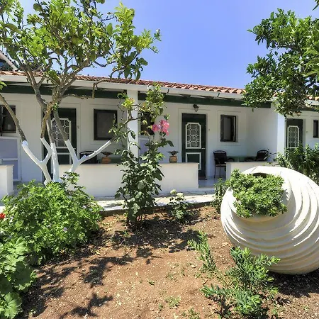 Yorgos Studios Лакка